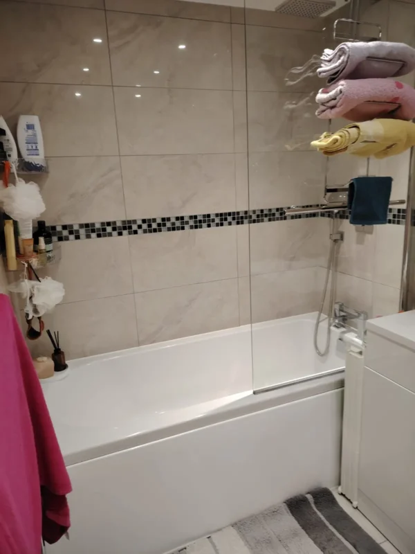 Bath & tiled wall descaled