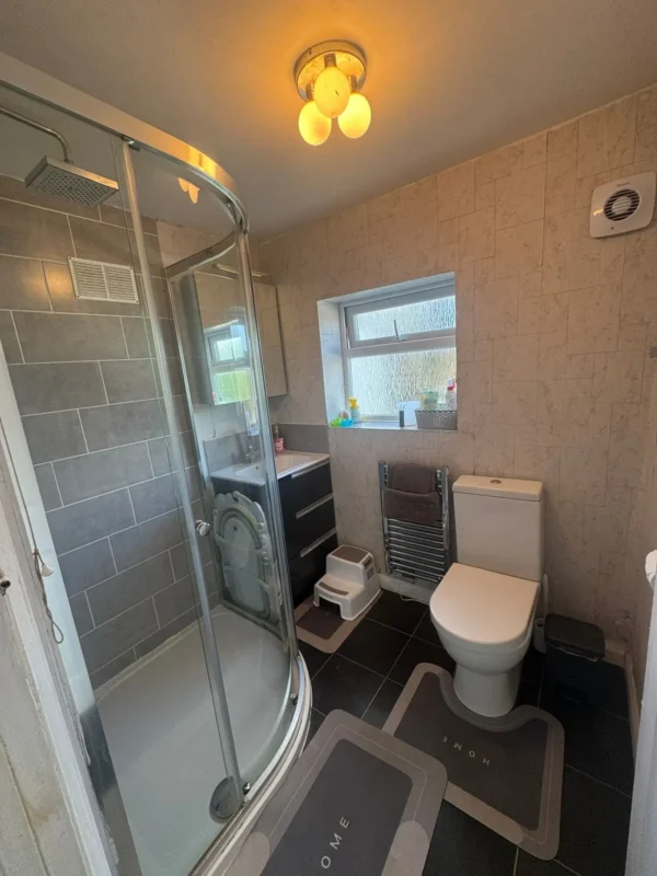 Full bathroom deep clean