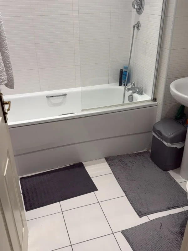 Bath & tiles cleaned